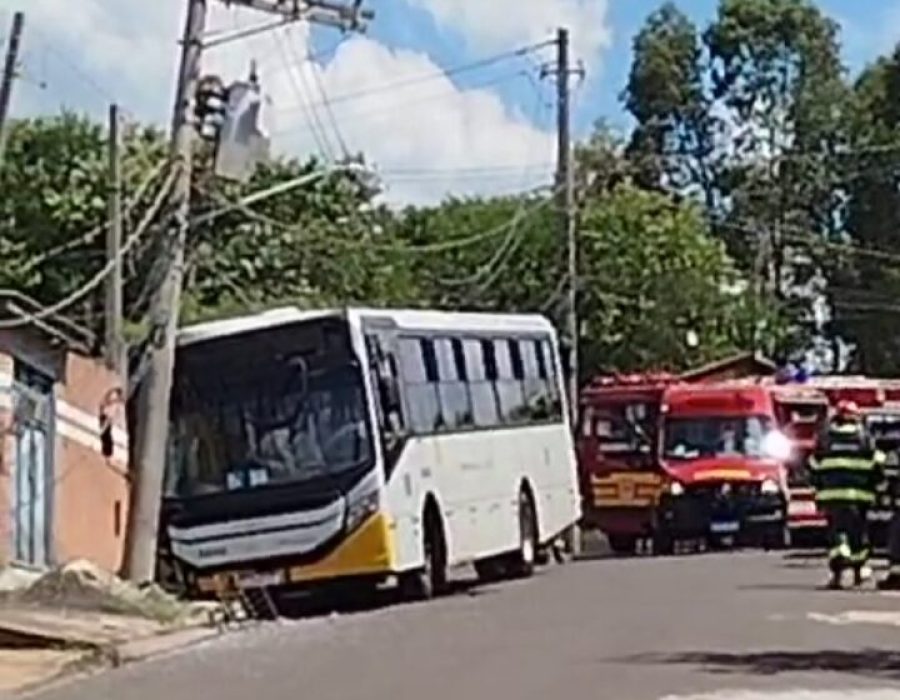 14news.com.br-onibus-atinge-poste-em-bairro-de-botucatu-14news.com-.br-onibus-atinge-poste-em-bairro-de-botucatu-screenshot-20250105-192028-781