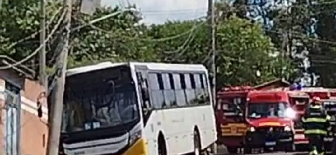 14news.com.br-onibus-atinge-poste-em-bairro-de-botucatu-14news.com-.br-onibus-atinge-poste-em-bairro-de-botucatu-screenshot-20250105-192028-781