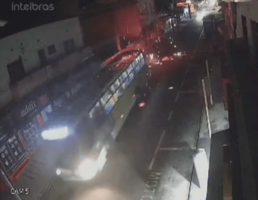 14news.com.br-onibus-atinge-poste-no-centro-de-botucatu-screenshot-20240420-223050-299