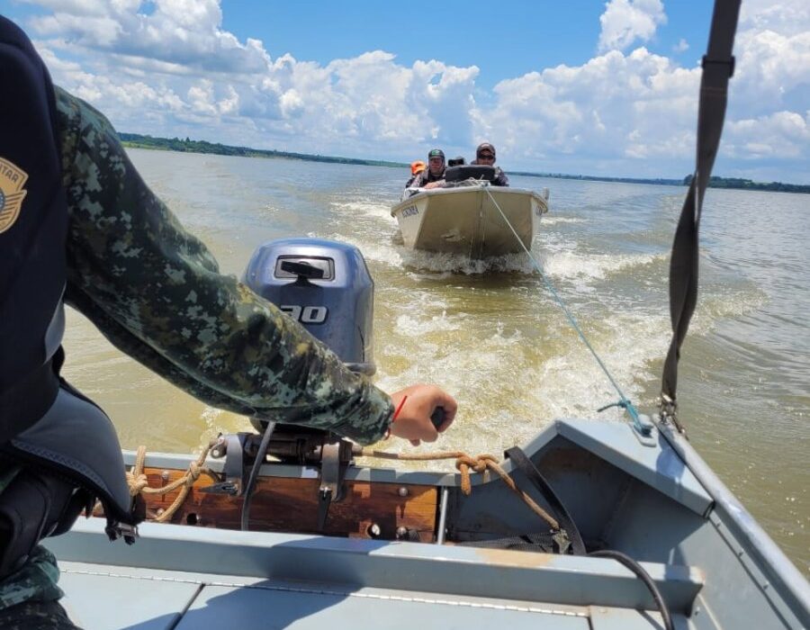 14news.com.br-pm-ambiental-resgata-pessoas-em-barco-que-ficou-a-deriva-apos-pane-eletrica-img-20241229-wa0034