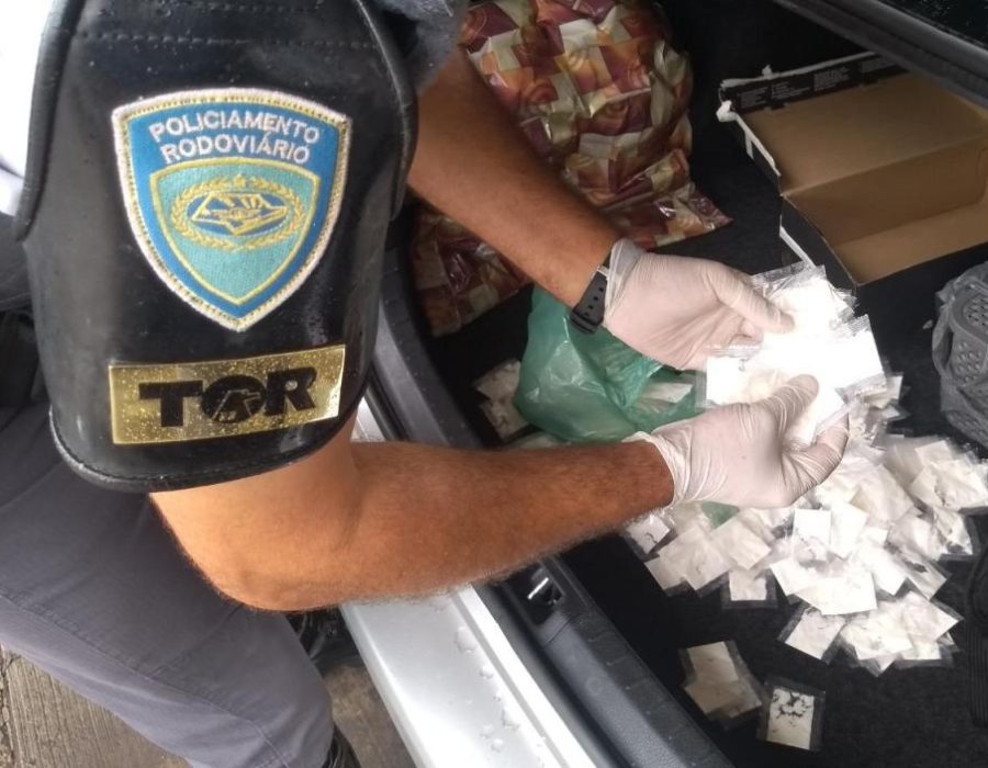14news.com.br-policia-rodoviaria-aborda-carro-e-localiza-303-papelotes-de-cocaina-coca