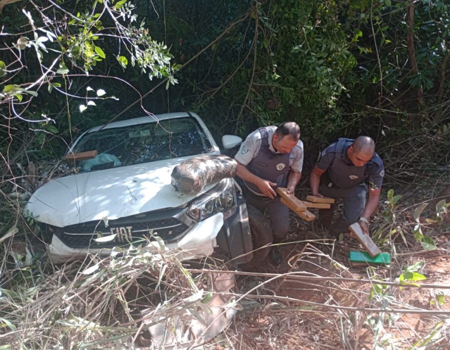 14news.com.br-traficante-cai-com-carro-em-barranco-apos-fuga-de-viaturas-e-helicoptero-img-20240815-wa0061