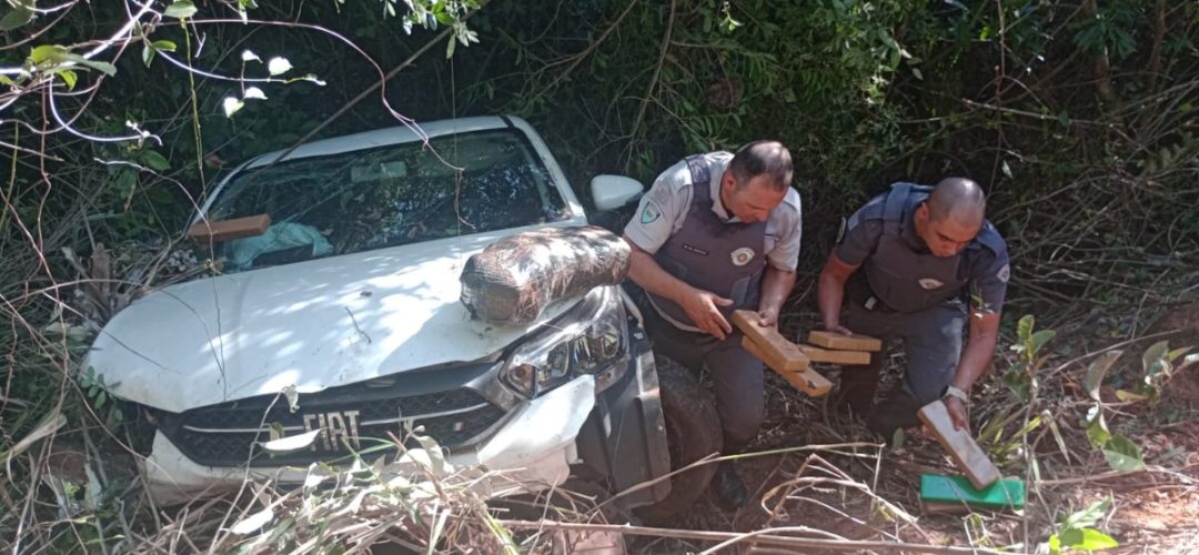 14news.com.br-traficante-cai-com-carro-em-barranco-apos-fuga-de-viaturas-e-helicoptero-img-20240815-wa0061