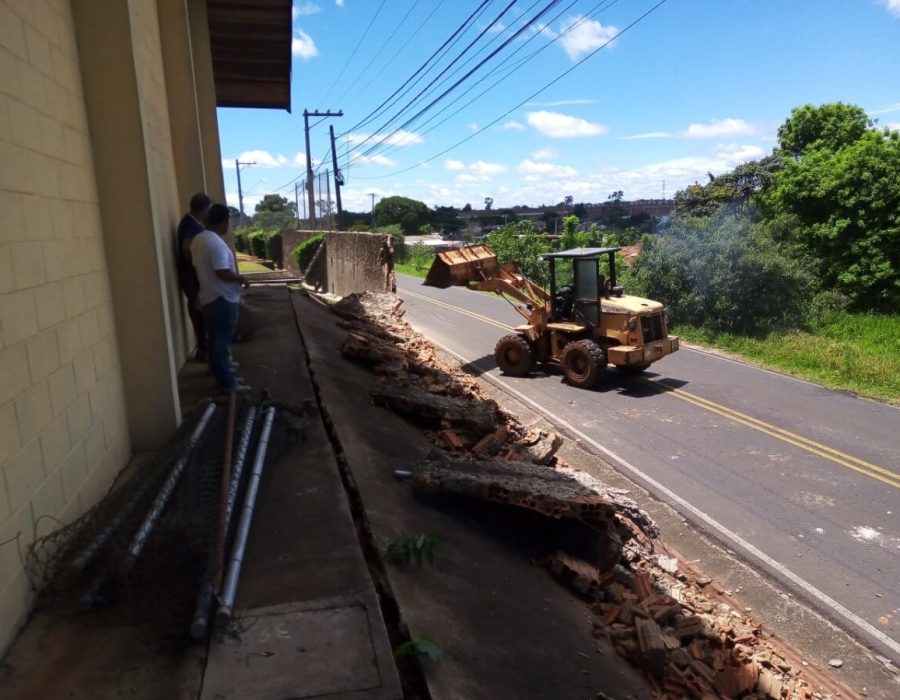 14news.com.br-unesp-realiza-a-demolicao-de-muro-na-raimundo-putty-img-20231208-wa0056