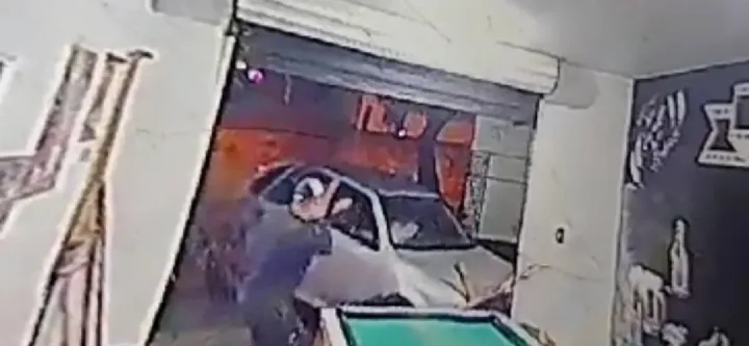 14news.com.br-video-mostra-motorista-tentando-atropelar-dono-de-bar-14news.com-.br-video-mostra-motorista-tentando-atropelar-dono-de-bar-screenshot-20230731-160053-576.jpg