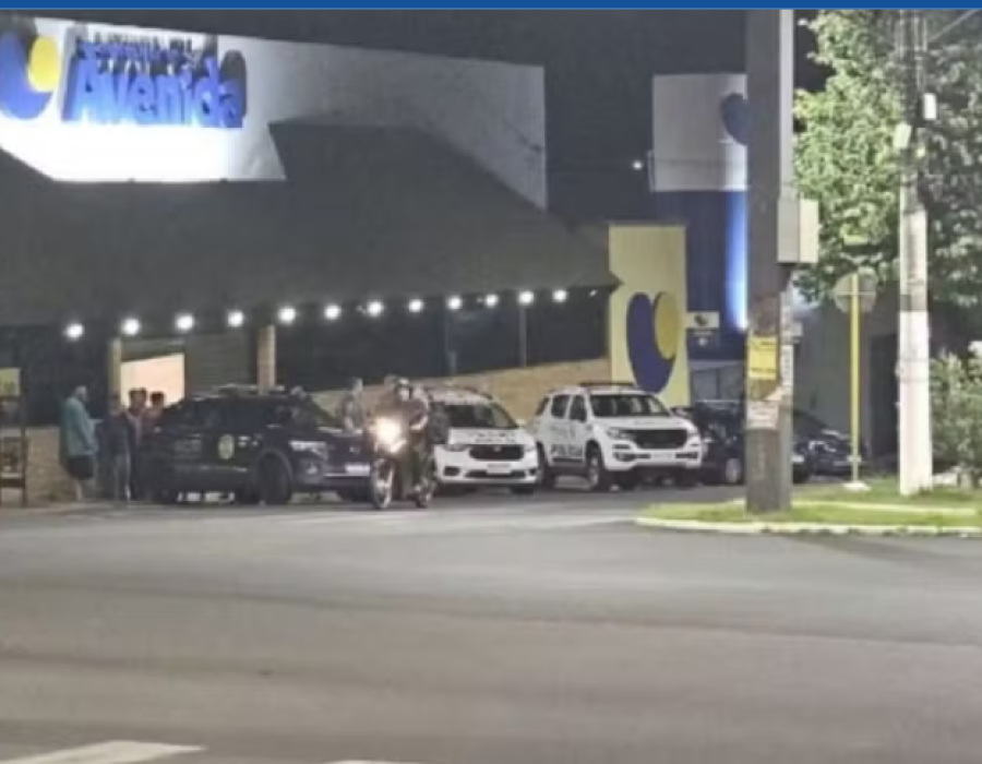 Bandidos fizeram 19 funcionários reféns em assalto a supermercado em Ourinhos (Foto: Laperuta/Passando à Régua/Reprodução)