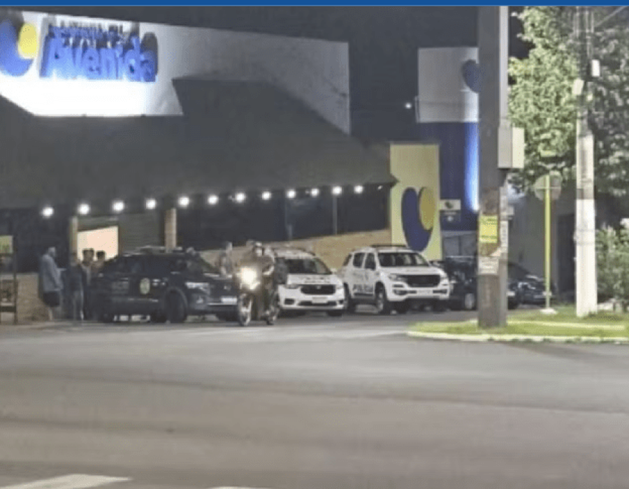 Bandidos fizeram 19 funcionários reféns em assalto a supermercado em Ourinhos (Foto: Laperuta/Passando à Régua/Reprodução)