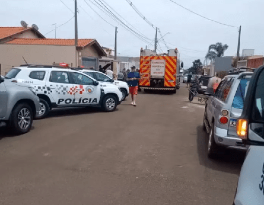 Mulher foi detida após atear fogo no carro com o filho detido (Foto: Colaboração/ ACidade ON São Carlos)