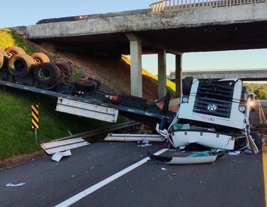 No-eixo-de-acesso-a-distrito-de-Itatinga-caminhao-perdeu-o-controle-e-caiu-do-pontilhao
