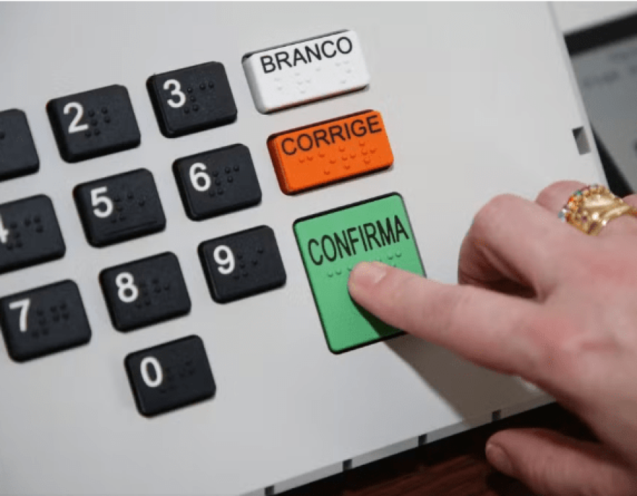 Urna eletrônica — Foto: Giuliano Gomes/PR Press