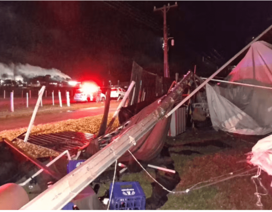 Estrutura de festa universitária cedeu por causa da chuva e vento fortes (Foto: Defesa Civil)