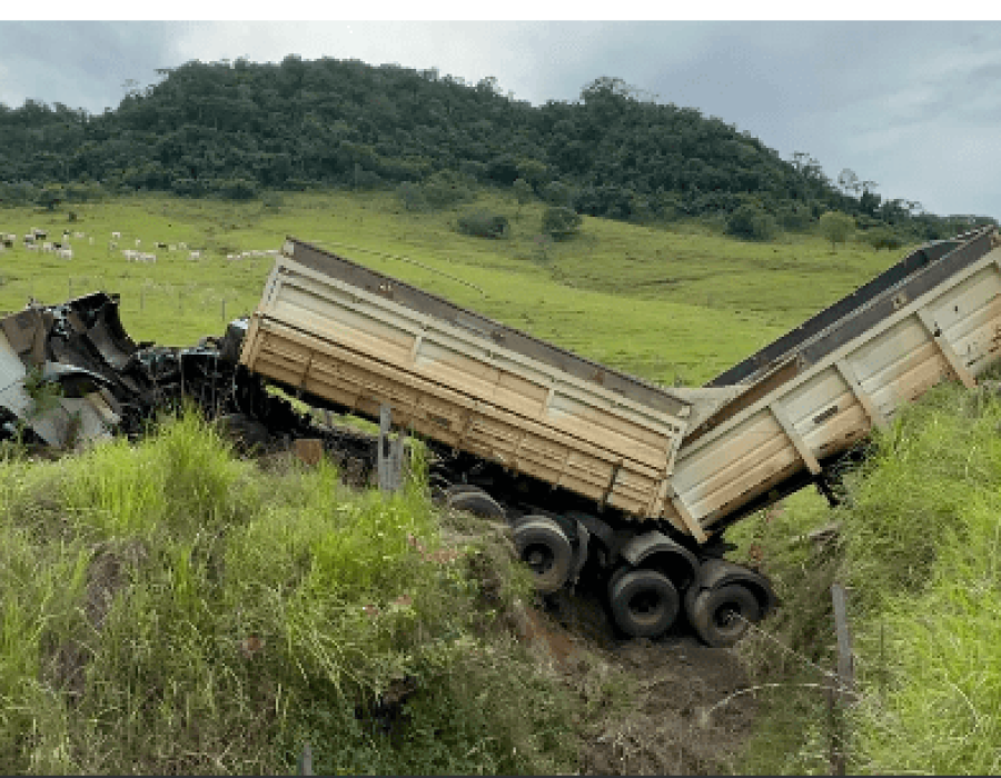 acidente-caminhao-bitrem-fartura-260423