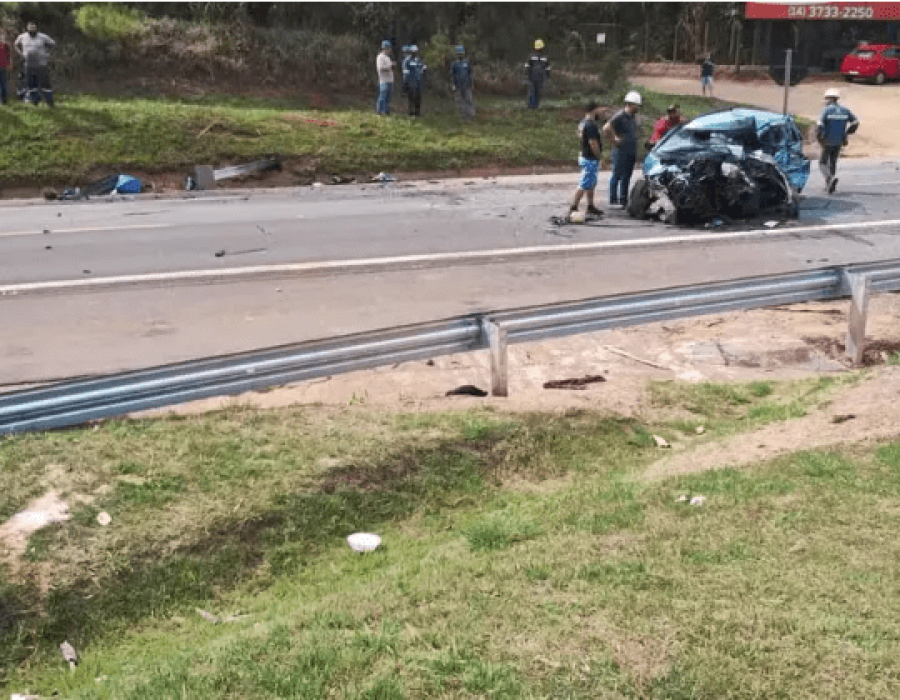 Acidente deixa ao menos duas pessoas mortas e quatro feridas na SP-255 em Itaí (Foto: Reprodução/Jornal Diário de Avaré)
