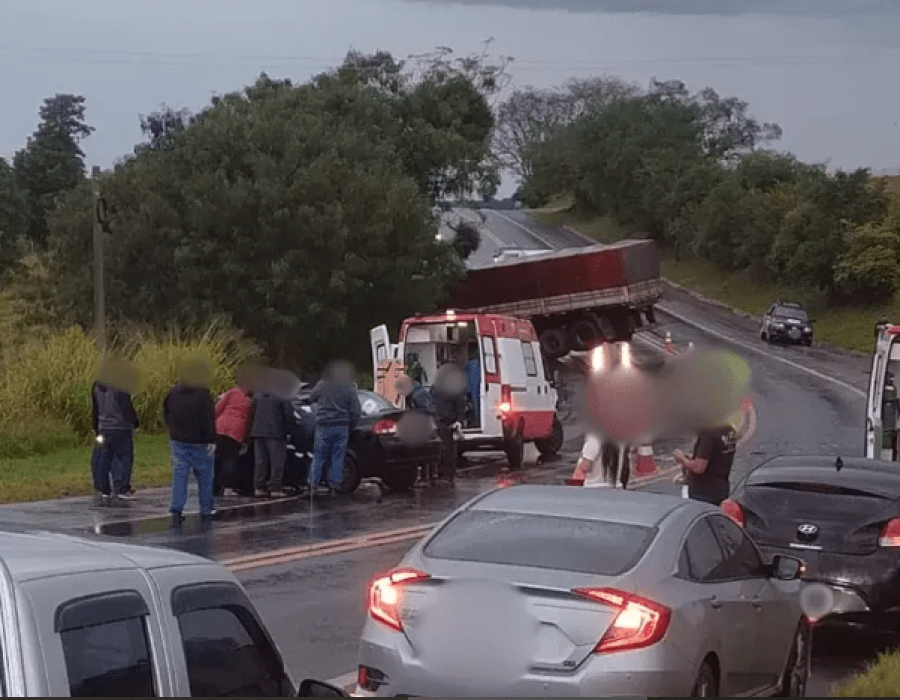 Batida entre carro e carreta deixa mortos em rodovia de Guareí (SP) (Foto: Reprodução)