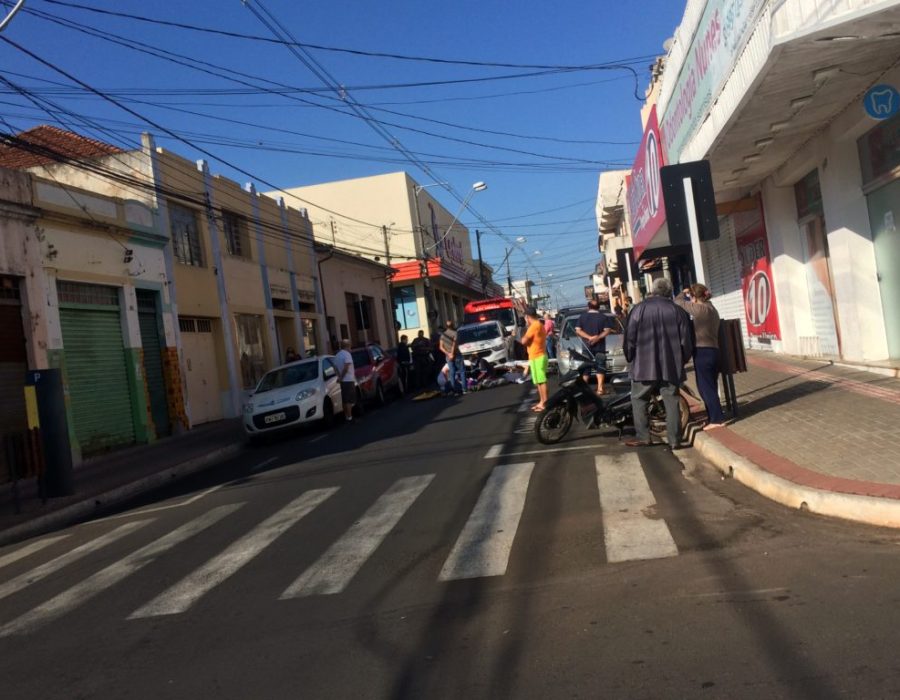acidente-entre-carro-e-moto-deixa-duas-pessoas-feridas-no-centro-de-botucatu-acidente-moto-carro-amando-sao-bento-botucatu-6-1024x768