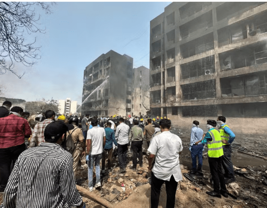 Avião cai perto do aeroporto de Ahmedabad, no oeste da Índia, no dia 12 de junho de 2025. — Foto: REUTERS/Amit Dave