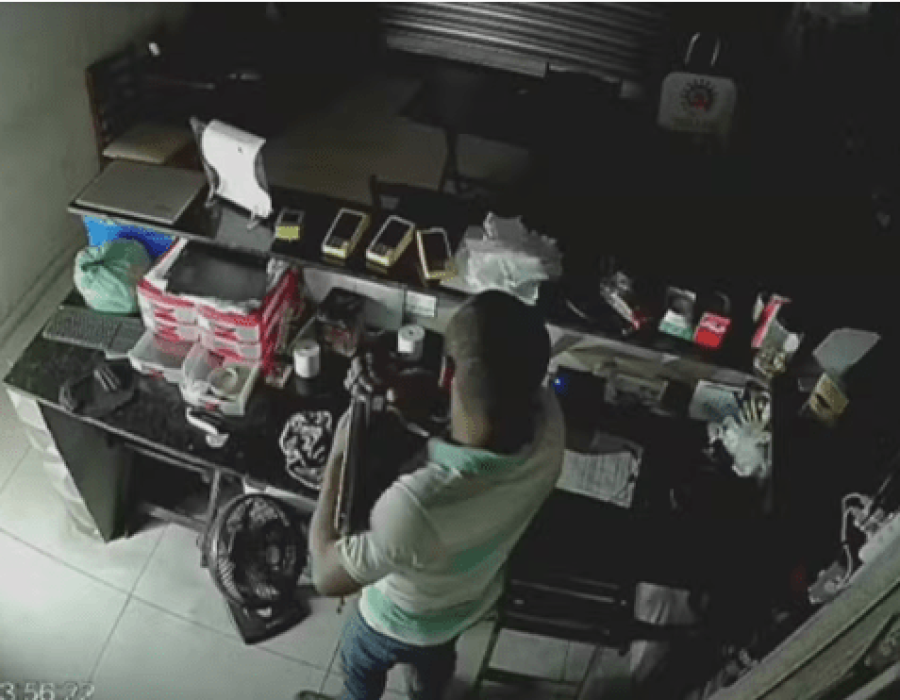 Homem invade marmitaria, furta moto e computador mas deixa documentos pessoais para trás em Bauru (SP) (Foto: Câmera de Segurança)