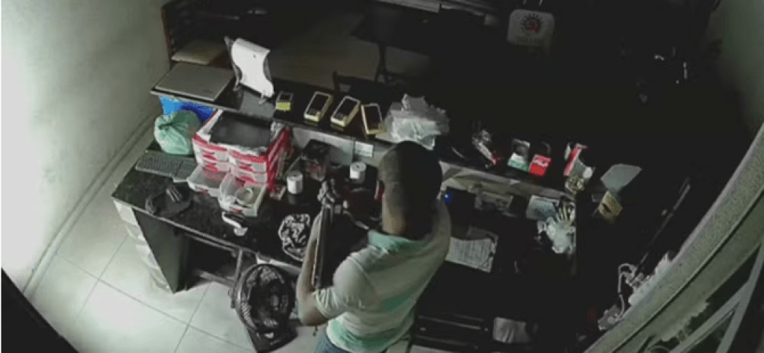 Homem invade marmitaria, furta moto e computador mas deixa documentos pessoais para trás em Bauru (SP) (Foto: Câmera de Segurança)