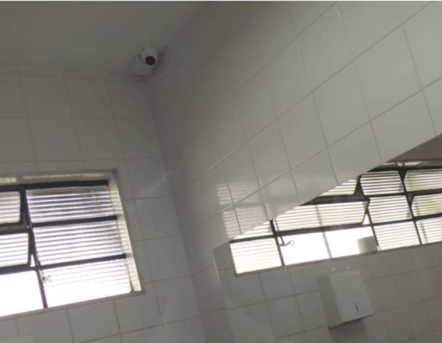 camera dentro do banheiro