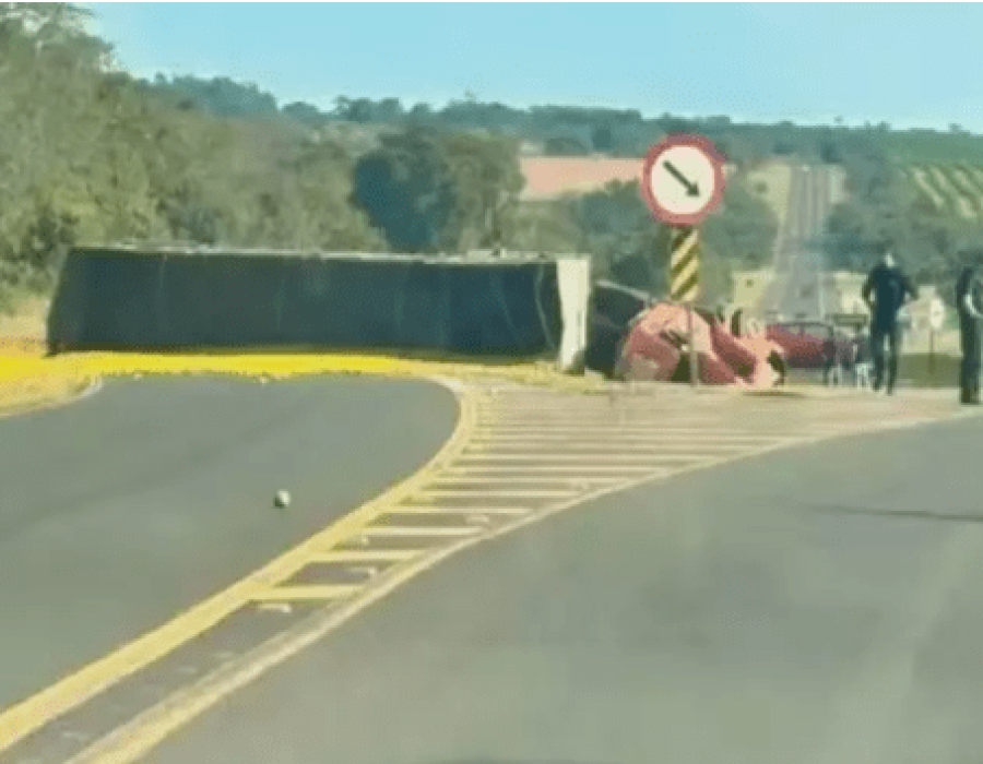 Carreta carregada de laranja tomba e interdita rodovia em Avaré (SP) (Foto: Reprodução/A Voz do Vale)