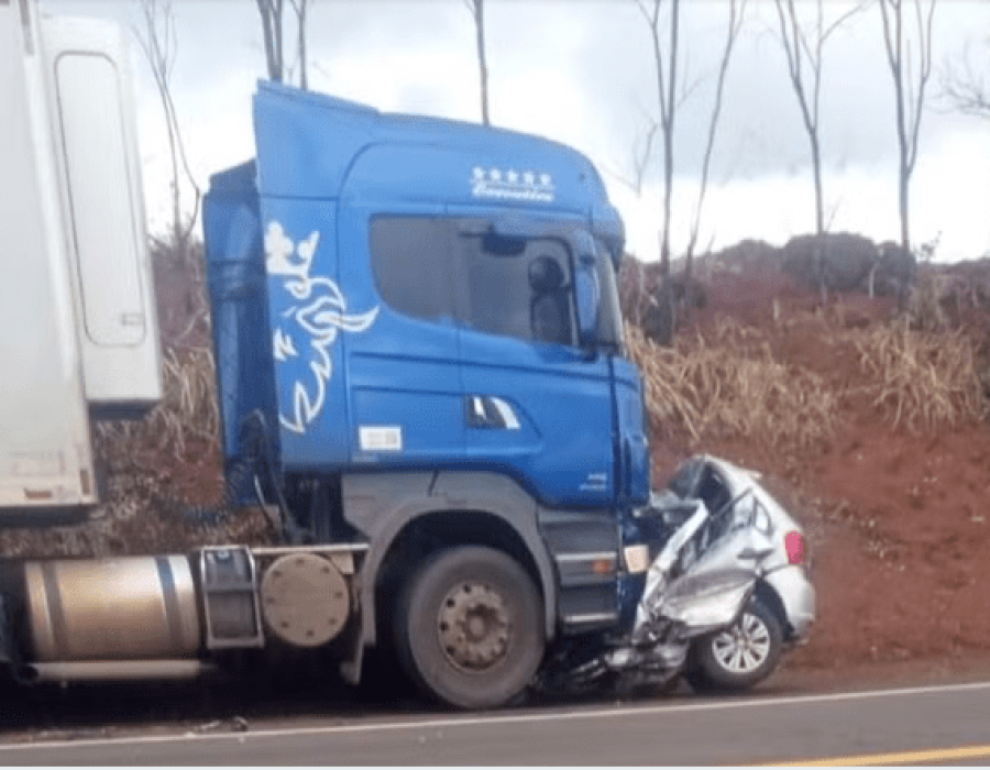 Carro é ‘engolido’ por caminhão em acidente na SP-304 no interior de SP (Foto: Noticiantes/Reprodução)