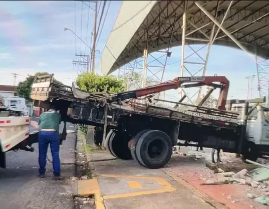 caminhao-invade-bauru-120824
