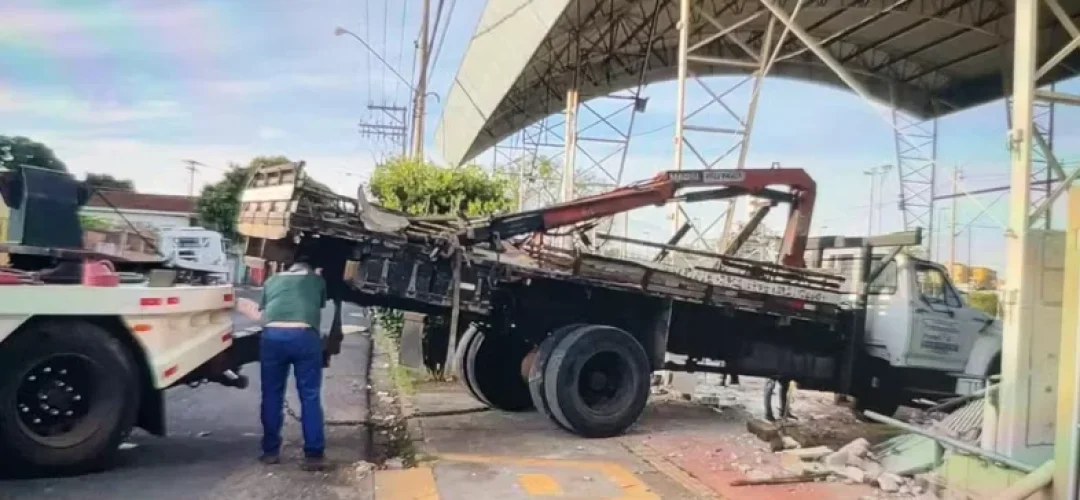 caminhao-invade-bauru-120824