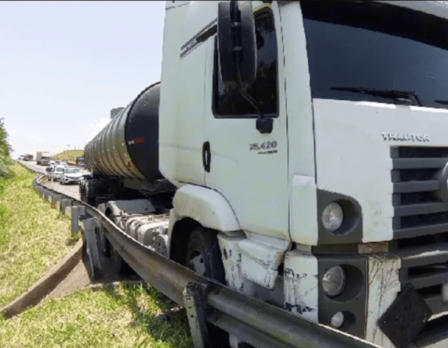 caminhao-oleo-laranja-limeira-101123-768x451 (1)