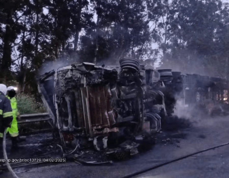 Duas pessoas morrem após motorista de carreta perder o controle e tombar na via em Assis (SP) — Foto: Artesp/divulgação
