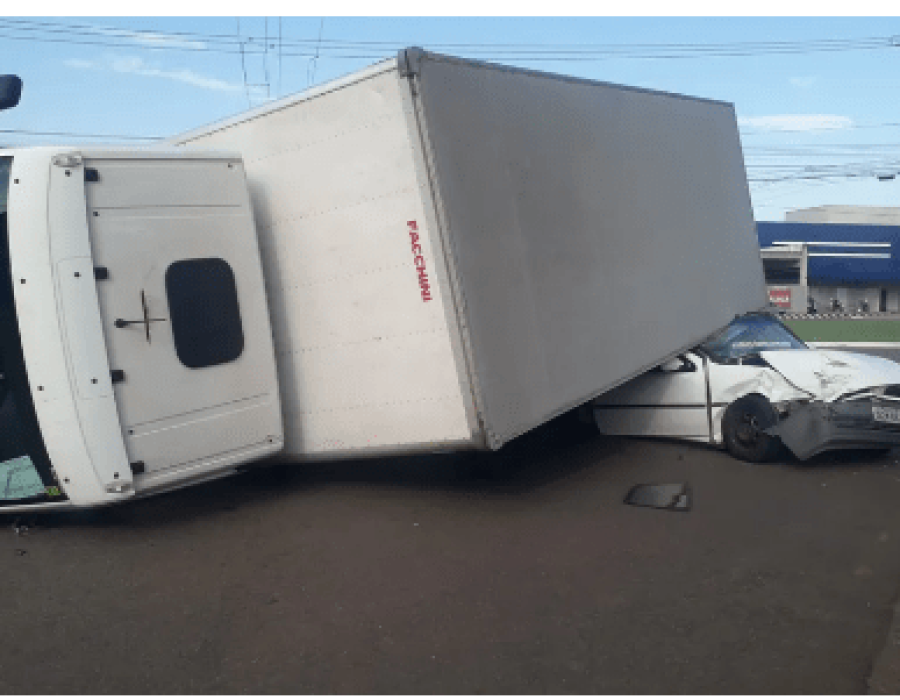 caminhao-tomba-carro-piracicaba-190923