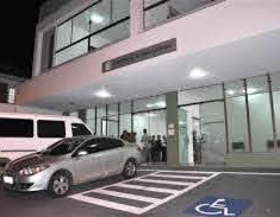 candidato-e-acionado-para-retirar-panfletos-jogados-na-rua-em-botucatu-image