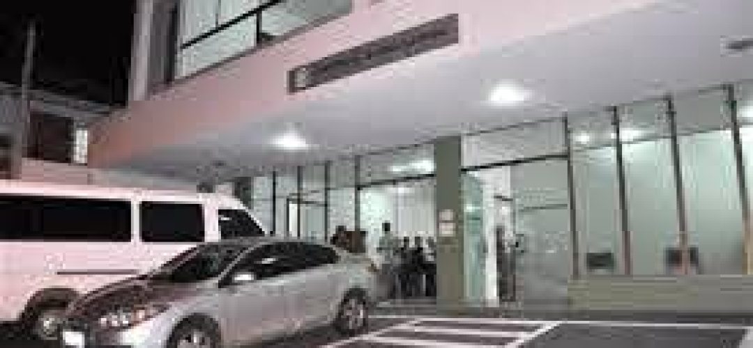 candidato-e-acionado-para-retirar-panfletos-jogados-na-rua-em-botucatu-image