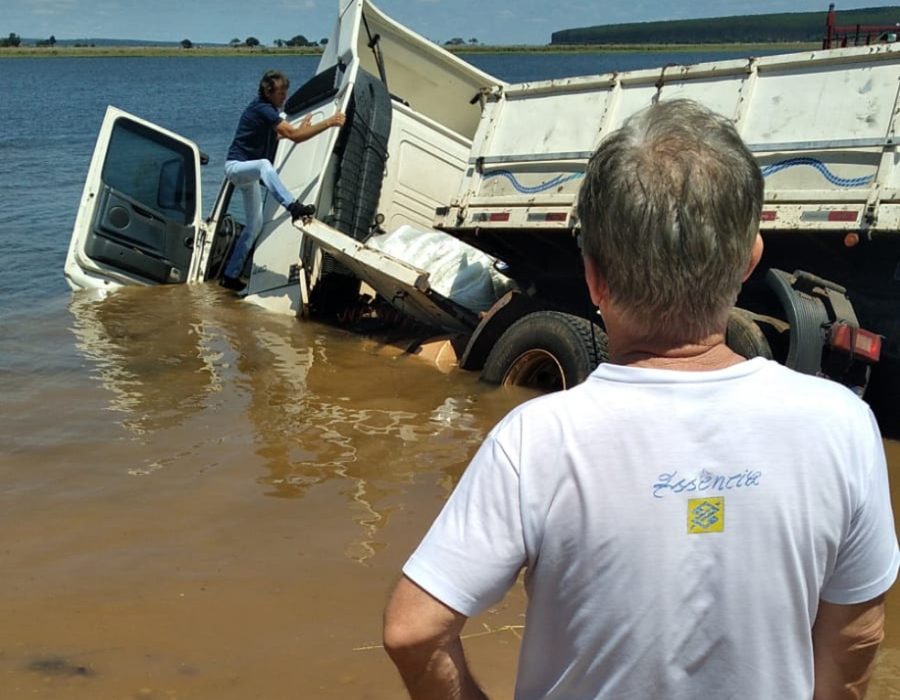 carreta-passa-reto-de-entrada-da-bolsa-e-cai-no-rio-balsa