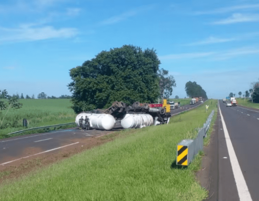 carreta-tomba-rodovia-coroados-140124-768x455