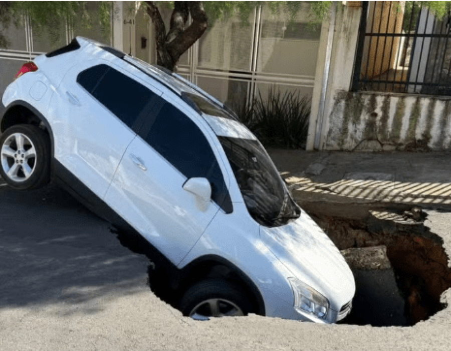 Asfalto cede e engole carro dois dias após afundamento na mesma rua em Bauru (SP) — Foto: Gabriel Pelosi/TV Tem