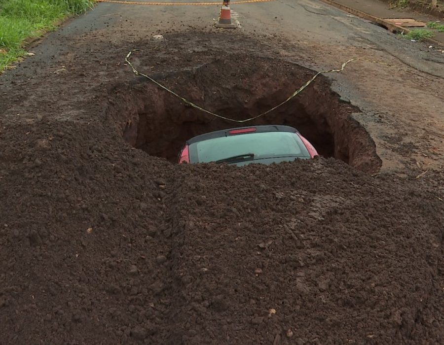 carro-cratera-ribeirao-preto-010122