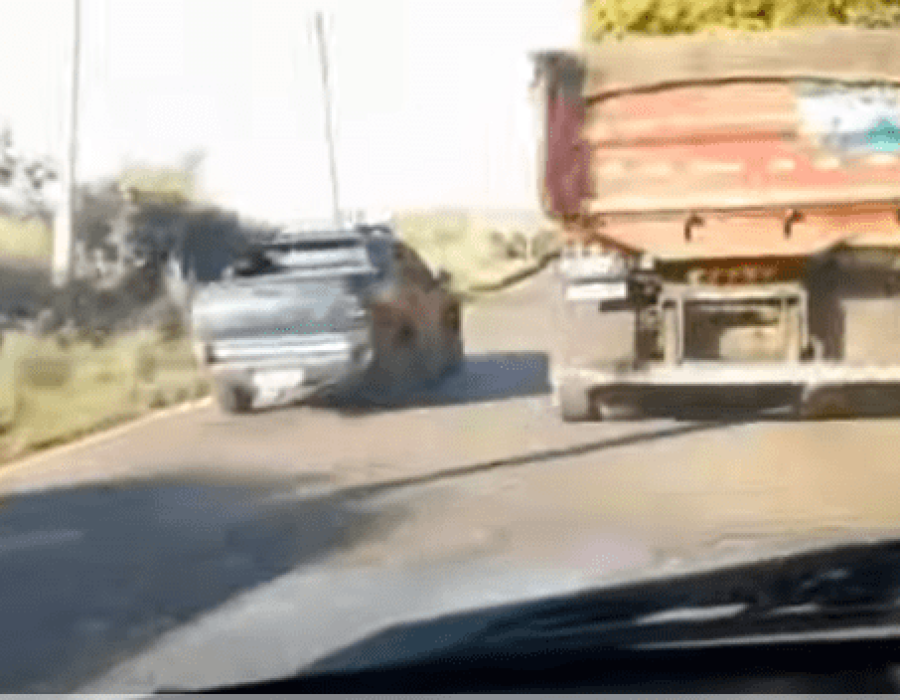 carro do detran utrapassando