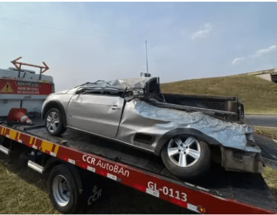 Automóvel ficou esmagado após ser atingido por caçamba de caminhão que tombou em Sumaré (SP); motorista escapou com ferimentos leves (Foto: Nicolas Ramos/EPTV)