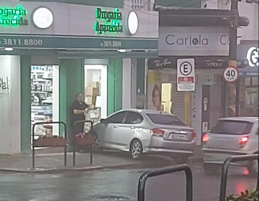 carro-invade-calcada-major-mateus-140121