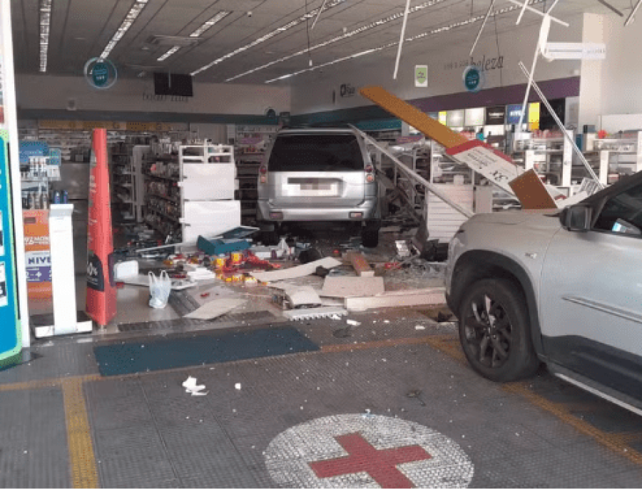 Mulher teria perdido o controle do freio e invadiu a farmácia; duas funcionárias ficaram levemente feridas (Foto: Maury Jr/Matão Urgente)