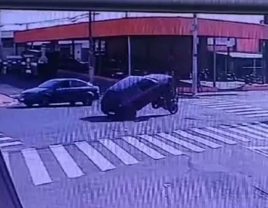 carro-sobe-moto-lecois-011024