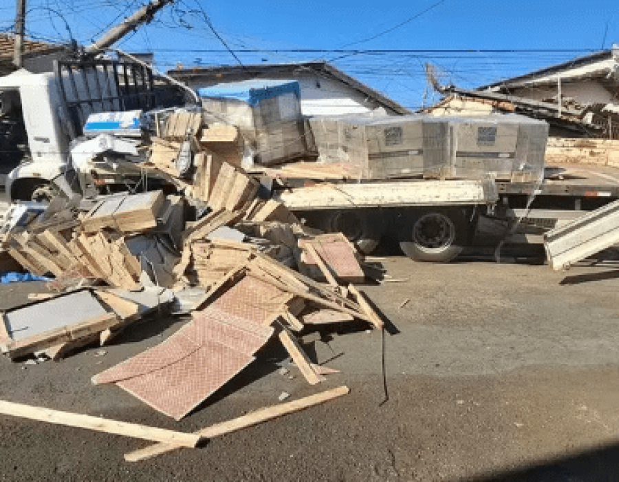 Caminhão perde freio e bate em poste, muro e carros em Laranjal Paulista (SP) (Foto: Divulgação/Guarda Municipal)