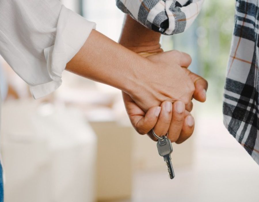 feliz-familia-jovem-afro-americana-comprou-uma-casa-nova