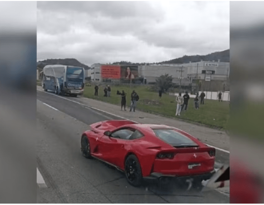 Acidente deixou pista no sentido interior interditada na tarde deste domingo (25) (Foto: São Roque Notícias)