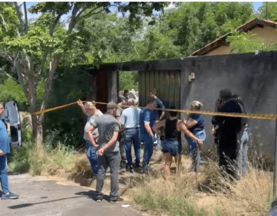 Movimentação em frente à casa onde o homem morreu (Foto: TV Metropolitana)
