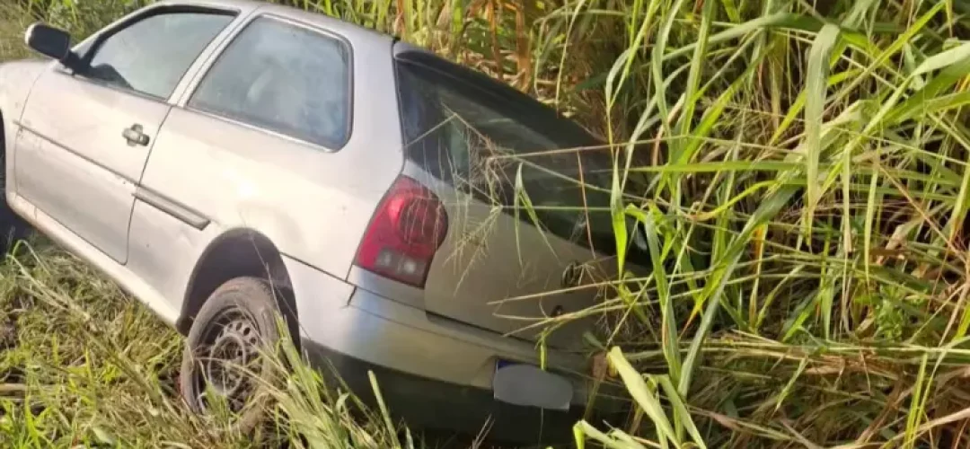 Motorista tentou matar a esposa e o filho de dez anos jogando o carro pra cima de um caminhão em Queiroz (SP) (Foto: Redes Sociais/Reprodução)