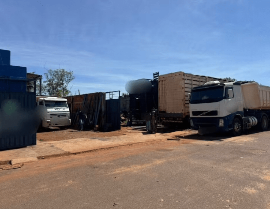 Oficina em Populina onde a criança esquecida no ônibus da Prefeitura de Mesópolis (SP) foi encontrada pelos mecânicos — Foto: Muryel Boian/TV TEM
