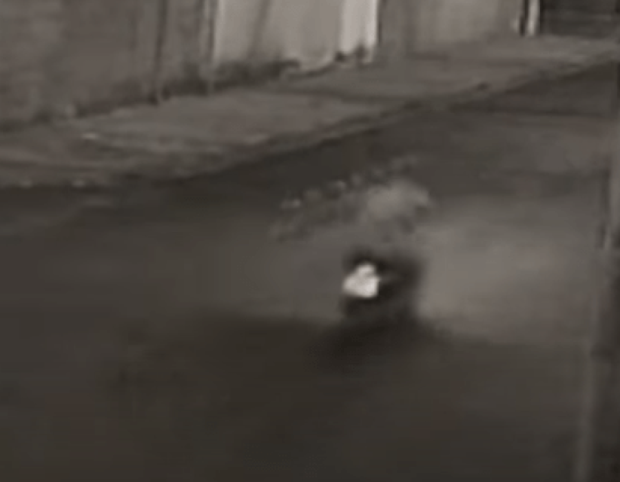 motoqueiro atingi mulher