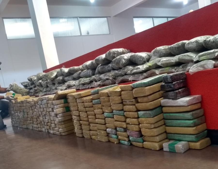 mulher-fura-bloqueio-policial-foge-por-rodovia-e-acaba-presa-saindo-da-mata-tor-drogas