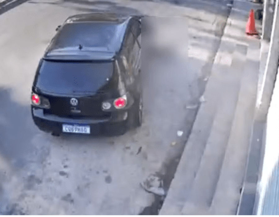 Testemunhas tentaram impedir que ela fosse arrastada, mas o motorista fugiu em alta velocidade. — Foto: Reprodução
